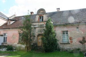 KĄTKI, oficyna południowa, 2023 (fot. P. Błoniewski , Katalog Zamków i Dworów Obronnych Śląska [https://zamki.pwr.edu.pl/]. Licencja: CC BY-NC 4.0 [https://creativecommons.org/licenses/by-nc/4.0/])