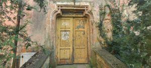 KĄTKI, późnogotycki portal dwuramienny, 2023 (fot. P. Błoniewski , Katalog Zamków i Dworów Obronnych Śląska [https://zamki.pwr.edu.pl/]. Licencja: CC BY-NC 4.0 [https://creativecommons.org/licenses/by-nc/4.0/])