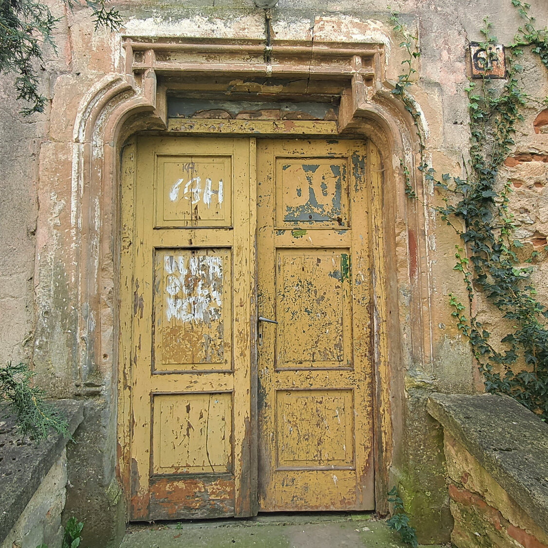 KĄTKI, późnogotycki portal dwuramienny, 2023 (fot. P. Błoniewski , Katalog Zamków i Dworów Obronnych Śląska [https://zamki.pwr.edu.pl/]. Licencja: CC BY-NC 4.0 [https://creativecommons.org/licenses/by-nc/4.0/])