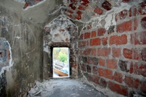 CHOCIANÓW, zachodnia elewacja pałacu z wieżą, otoczona rusztowaniem, stan techniczny z 2005 roku, 2005 (fot. A. Boguszewicz, Katalog Zamków i Dworów Obronnych Śląska [https://zamki.pwr.edu.pl/]. Licencja: CC BY-NC 4.0 [https://creativecommons.org/licenses/by-nc/4.0/])