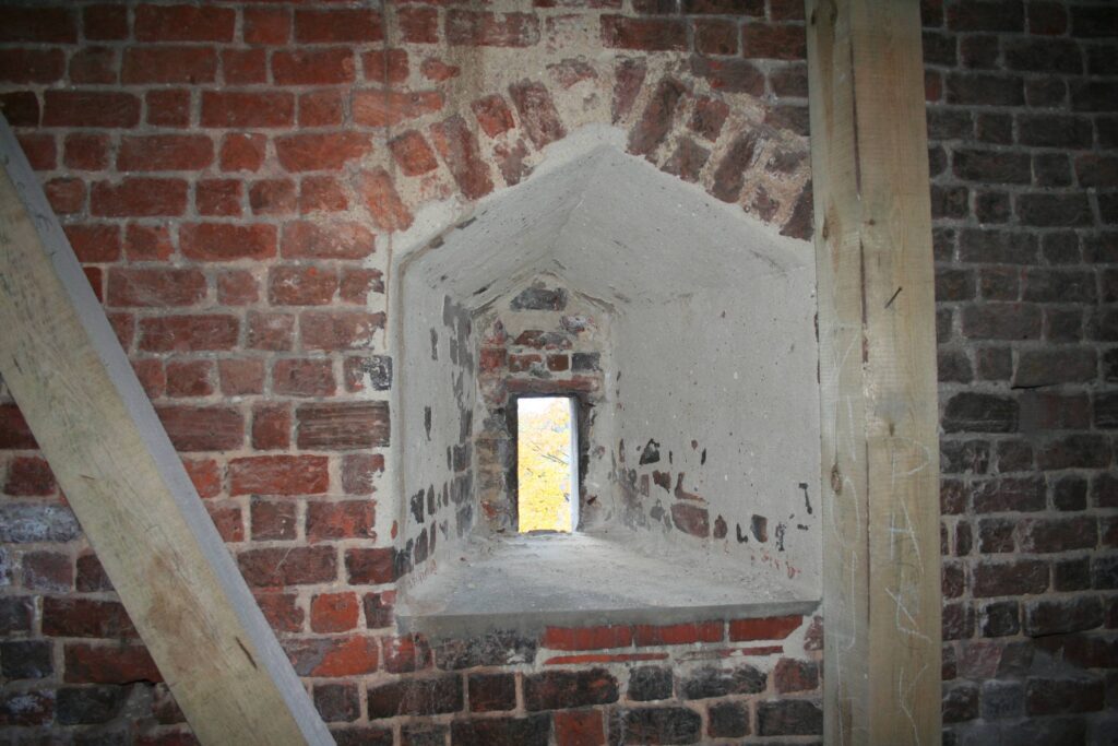 CHOCIANÓW, wieża okno drugiej kondygnacji, 2005 (rys. A. Boguszewicz, Katalog Zamków i Dworów Obronnych Śląska [https://zamki.pwr.edu.pl/]. Licencja: CC BY-NC 4.0 [https://creativecommons.org/licenses/by-nc/4.0/])