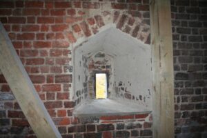 CHOCIANÓW, wieża okno drugiej kondygnacji, 2005 (rys. A. Boguszewicz, Katalog Zamków i Dworów Obronnych Śląska [https://zamki.pwr.edu.pl/]. Licencja: CC BY-NC 4.0 [https://creativecommons.org/licenses/by-nc/4.0/])