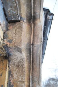 KĄTKI, znak kamieniarski na portalu, 2023 (fot. P. Błoniewski , Katalog Zamków i Dworów Obronnych Śląska [https://zamki.pwr.edu.pl/]. Licencja: CC BY-NC 4.0 [https://creativecommons.org/licenses/by-nc/4.0/])