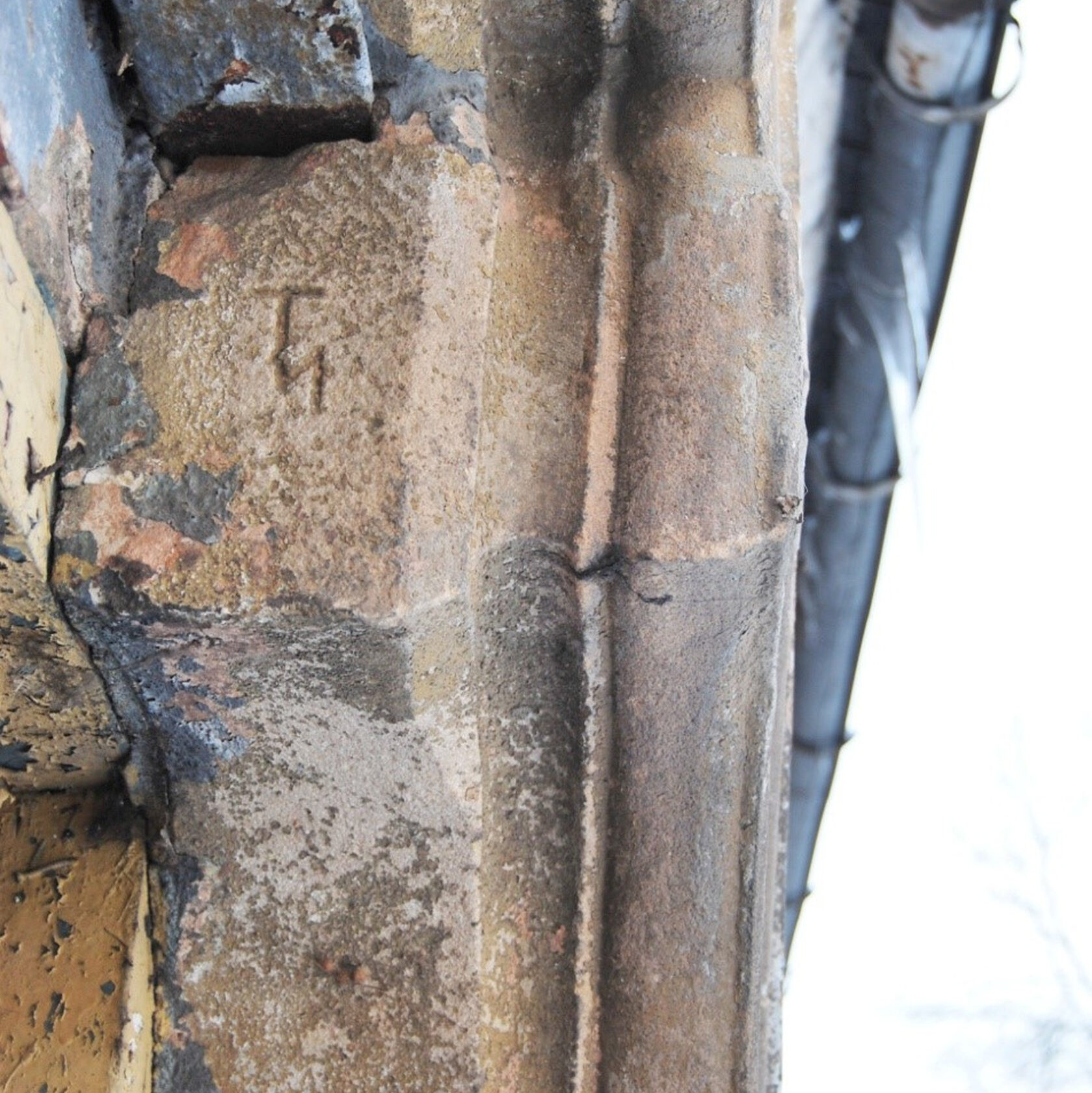 KĄTKI, znak kamieniarski na portalu, 2023 (fot. P. Błoniewski , Katalog Zamków i Dworów Obronnych Śląska [https://zamki.pwr.edu.pl/]. Licencja: CC BY-NC 4.0 [https://creativecommons.org/licenses/by-nc/4.0/])