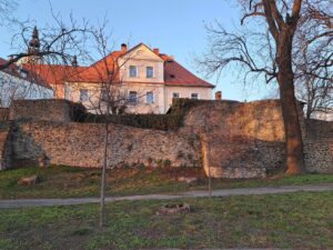 DZIERŻONIÓW, miejsce po wyburzonym zamku Hummel, 2025 (fot. Małgorzata Chorowska 2025)