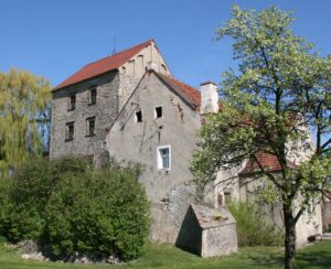 PASTUCHÓW, wieża i dwór z kuchnią obecnie, 2009 (fot. A. Kwaśniewski)