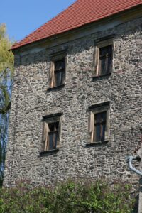 PASTUCHÓW, kamienna wieża, okna na II i III piętrze, 2009 (fot. A. Kwaśniewski)