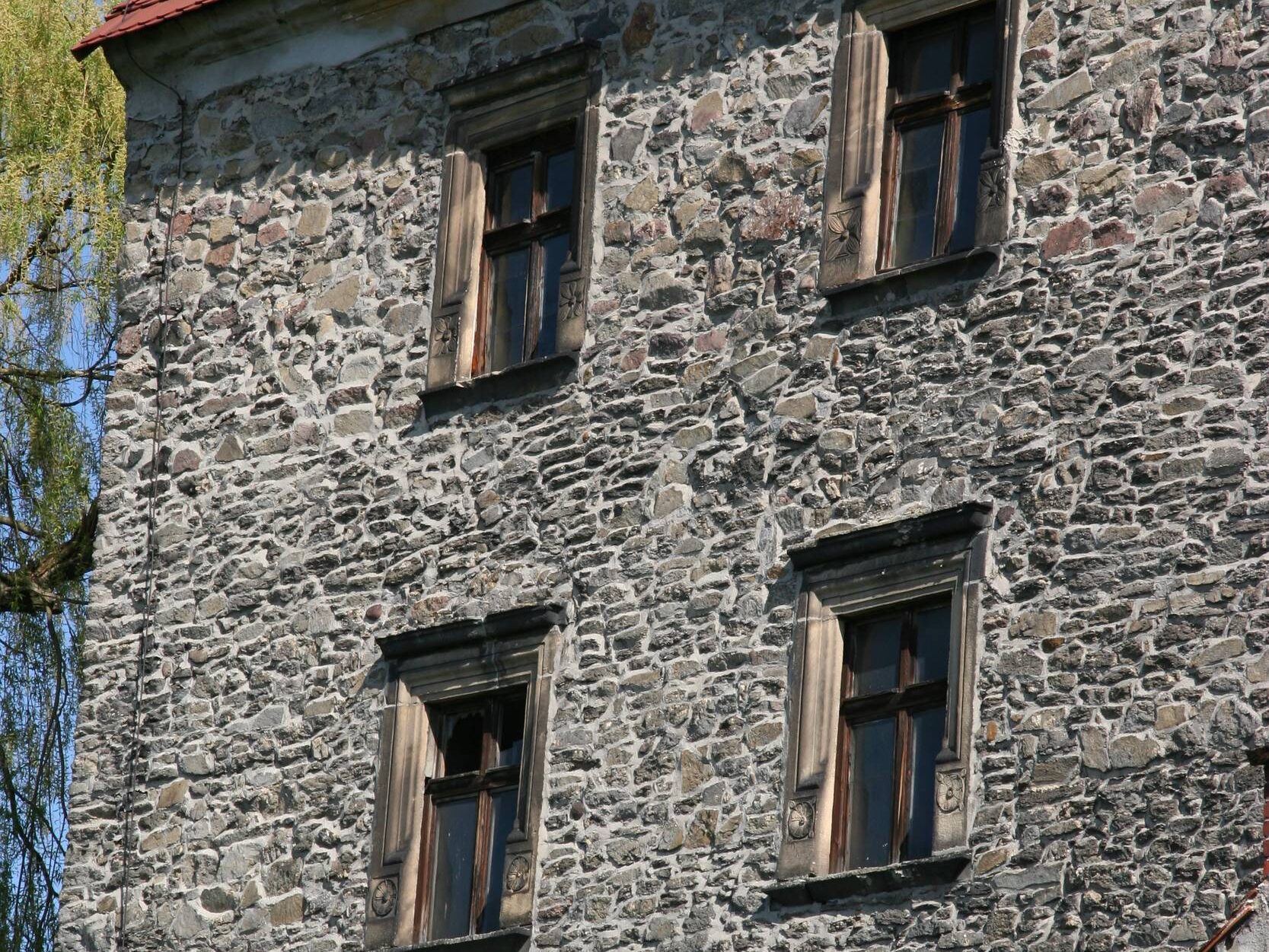PASTUCHÓW, kamienna wieża, okna na II i III piętrze, 2009 (fot. A. Kwaśniewski)