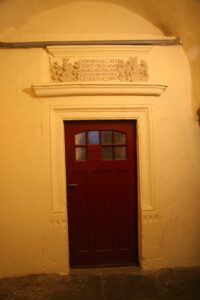 PASTUCHÓW, portal z tablicą fundacyjną (fot. A. Kwaśniewski)