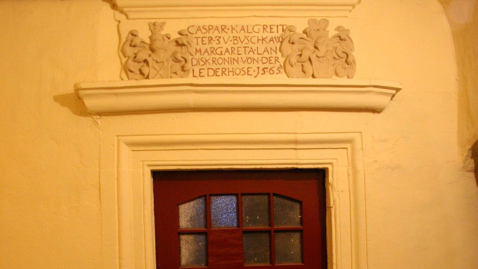 PASTUCHÓW, portal z tablicą fundacyjną (fot. A. Kwaśniewski)