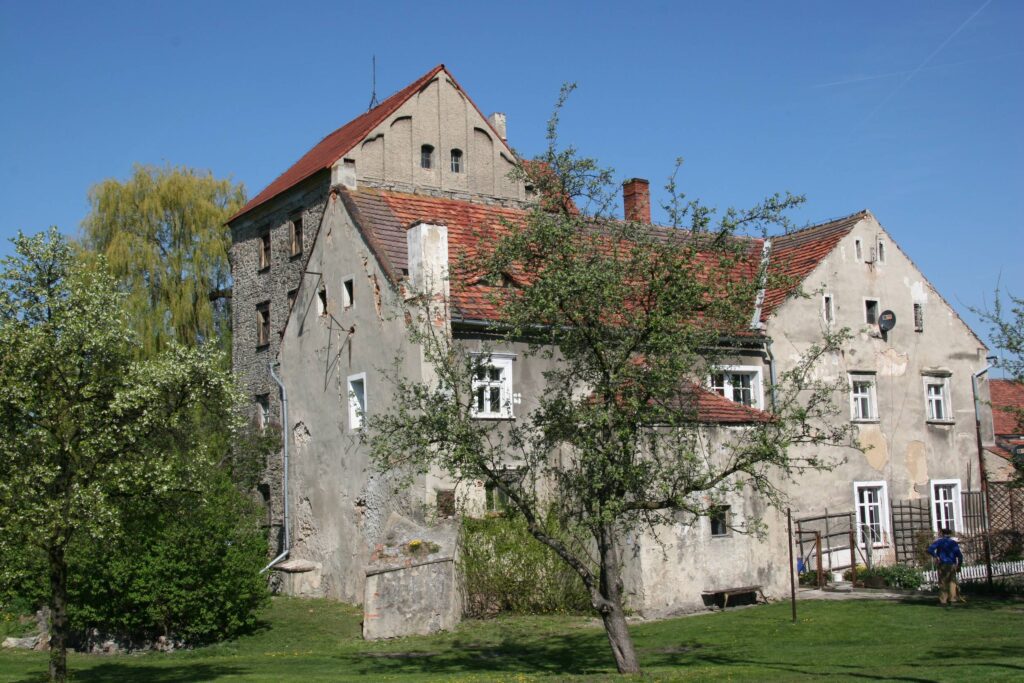 PASTUCHÓW, wieża i dwór z kuchnią obecnie, 2009 (fot. A. Kwaśniewski)