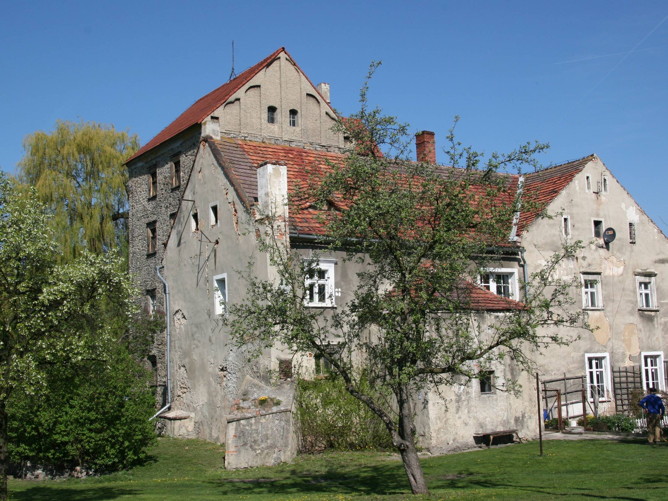 PASTUCHÓW, wieża i dwór z kuchnią obecnie, 2009 (fot. A. Kwaśniewski)