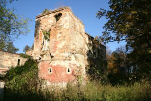PIELASZKOWICE, widok na nadbudowaną basteję, 2005 (fot. A. Kwaśniewski)