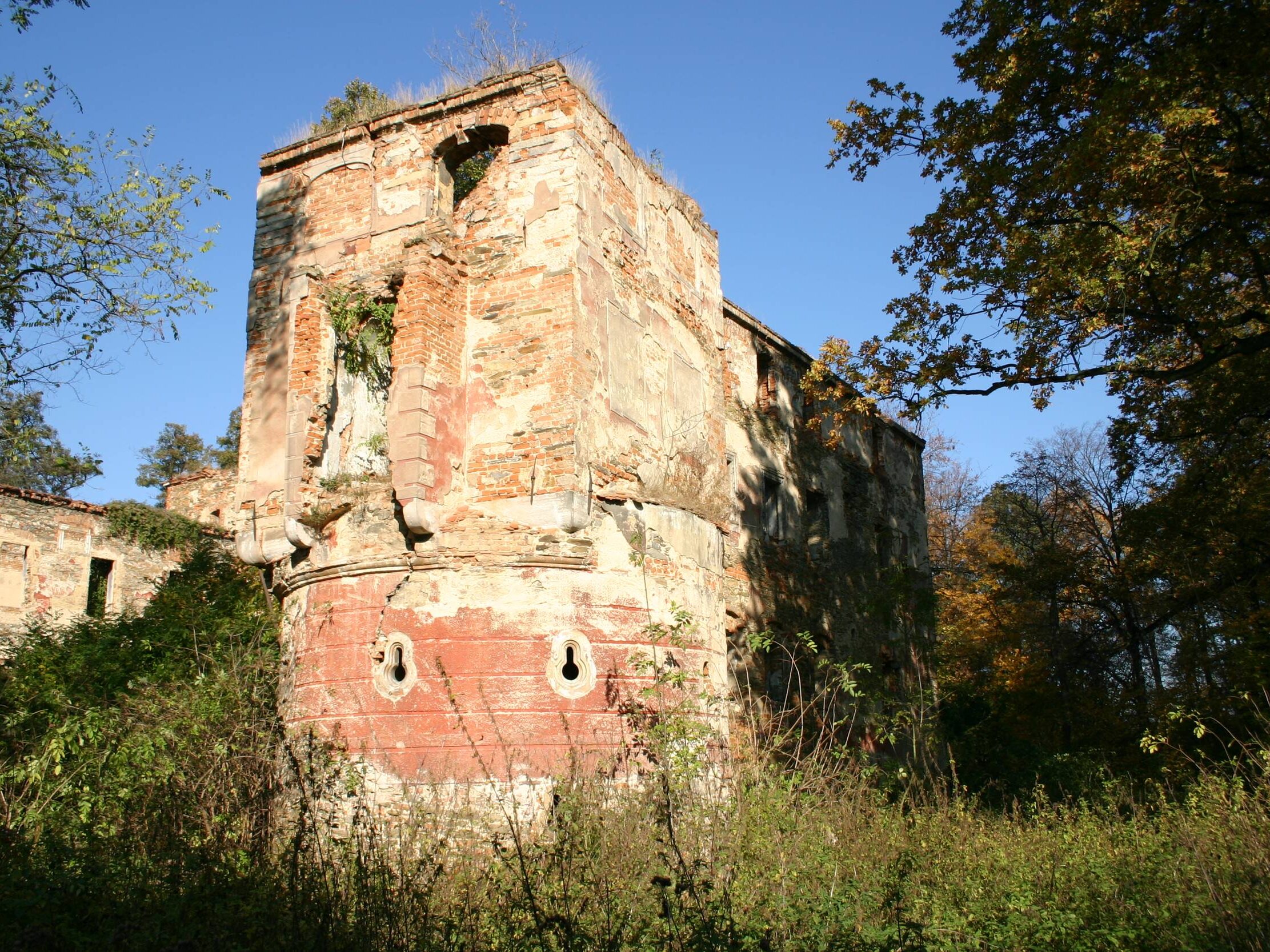 PIELASZKOWICE, widok na nadbudowaną basteję, 2005 (fot. A. Kwaśniewski)