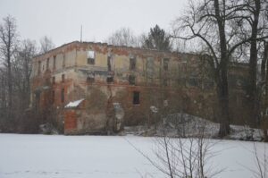 SZCZEPANÓW, widok na ruiny pałacu od strony płd.-zach., 2017 r. (fot. Piotr Błoniewski, Katalog Zamków i Dworów Obronnych Śląska [https://zamki.pwr.edu.pl/]. Licencja: CC BY-NC 4.0 [https://creativecommons.org/licenses/by-nc/4.0/])