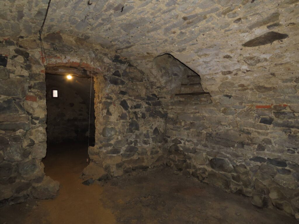 BĘDKOWICE, pomieszczenie piwniczne poniżej kuchni,