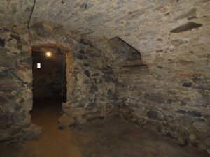 BĘDKOWICE, pomieszczenie piwniczne poniżej kuchni,