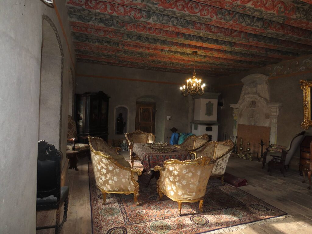 BĘDKOWICE, dawna Tafelstube – główne pomieszczenie na parterze dworu,