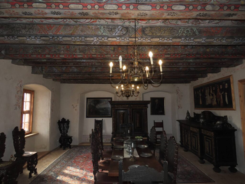 BĘDKOWICE, izba płd.-zach. na piętrze, z odsłoniętym stropem belkowym z fazy 3