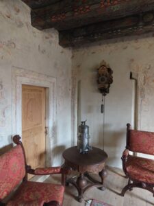 BĘDKOWICE, izba w przednim trakcie na piętrze, z elementami fazy 3: portalem fascjowym i otworem przejścia do sieni górnej (przekształconym w komorę paleniska piecowego w fazie 5),