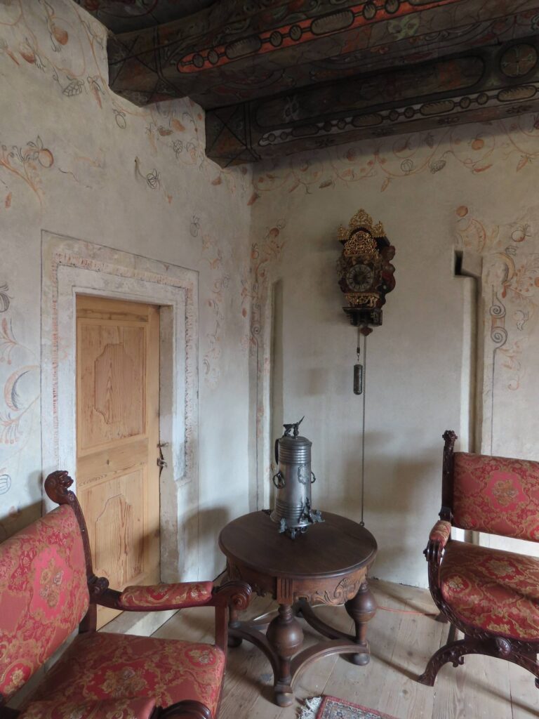 BĘDKOWICE, izba w przednim trakcie na piętrze, z elementami fazy 3: portalem fascjowym i otworem przejścia do sieni górnej (przekształconym w komorę paleniska piecowego w fazie 5),