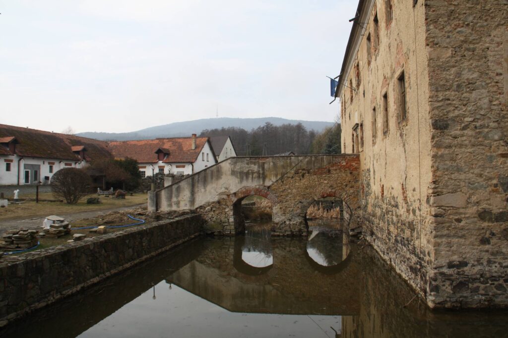 BĘDKOWICE, widok na fosę i murowany most (z fazy 5?, częściowo przebudowany w fazie 8?)
