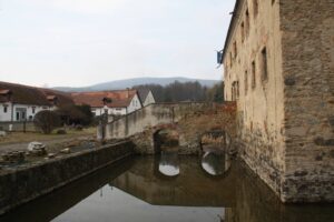 BĘDKOWICE, widok na fosę i murowany most (z fazy 5?, częściowo przebudowany w fazie 8?)