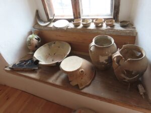 BĘDKOWICE, naczynia ceramiczne z XV–XVIII w. zrekonstruowane ze szczątków znalezionych w fosie podczas