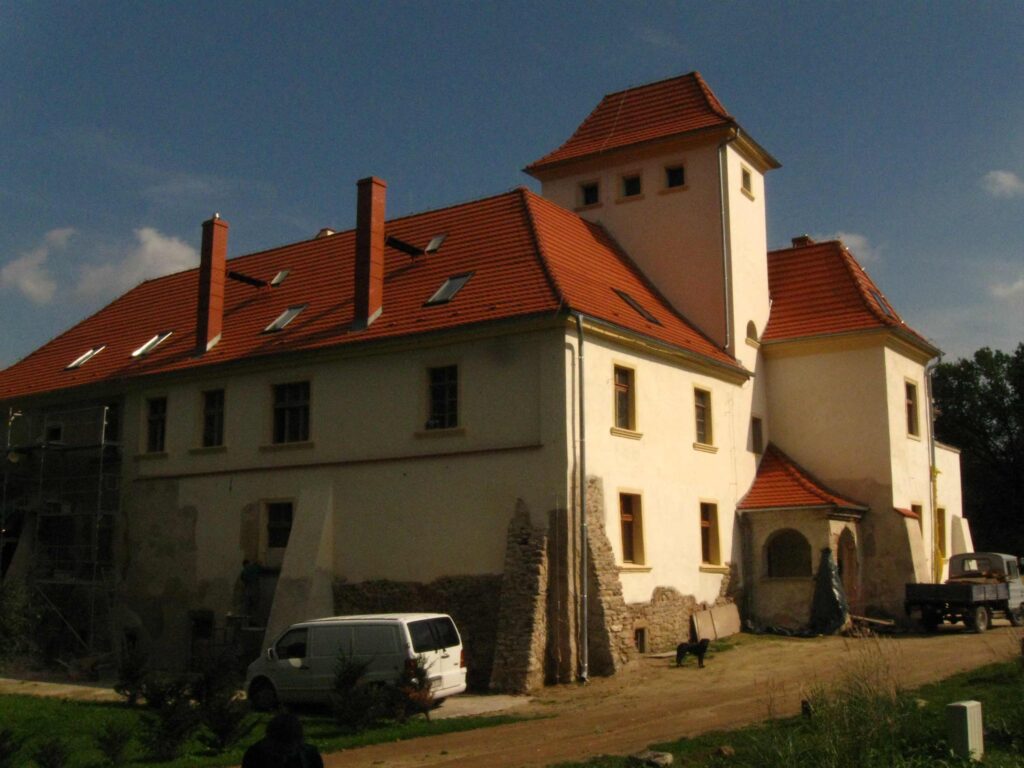 PIOTROWICE NYSKIE, widok dworu od strony zachodniej (stan na rok 2012, fot. M. Legut-Pintal)