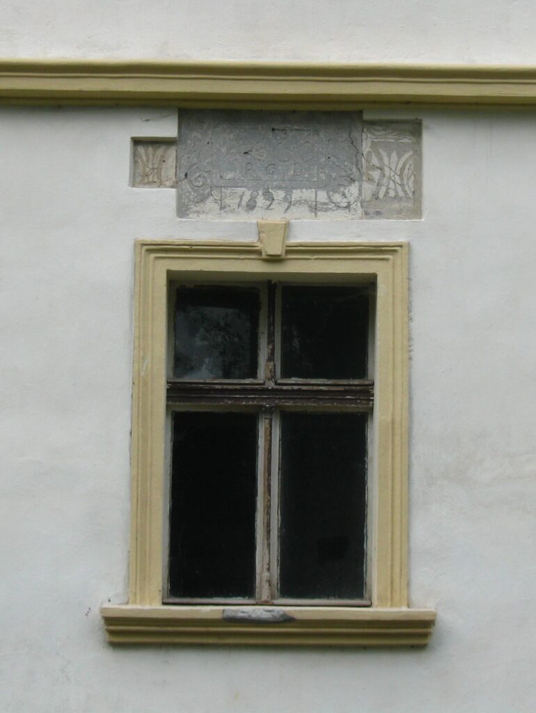 PIOTROWICE NYSKIE, daty renowacji dworu (fot. M. Legut-Pintal)