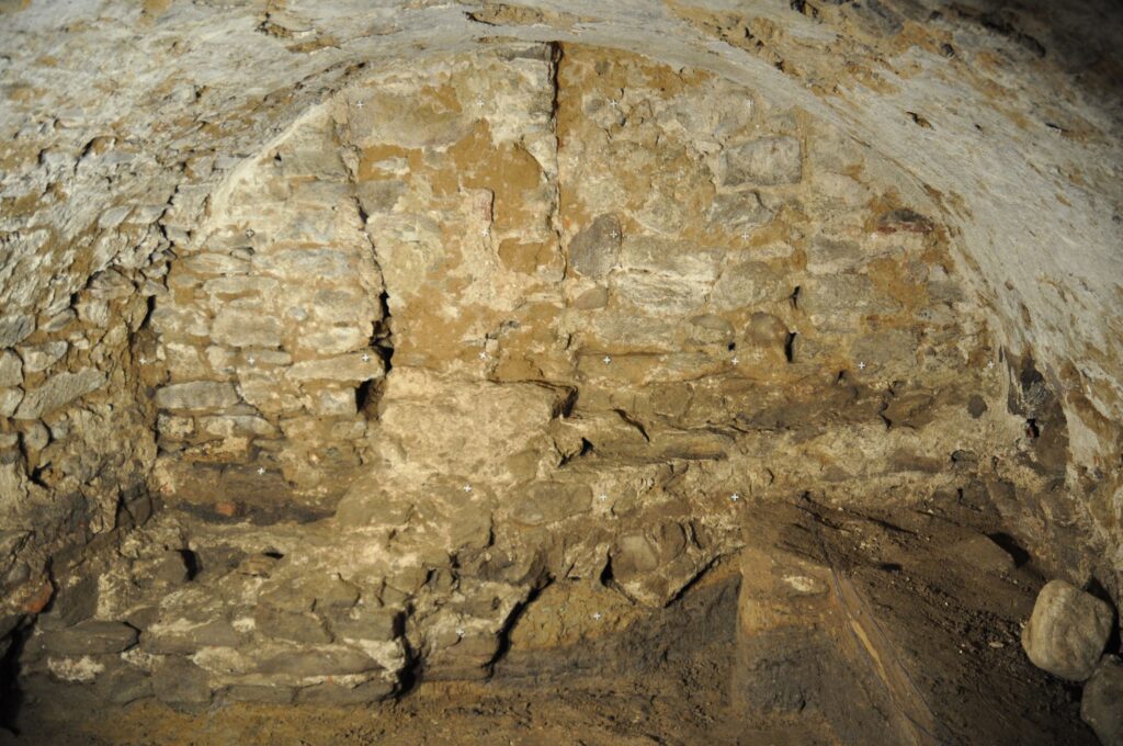 PIOTROWICE NYSKIE, mury średniowiecznego założenia odkryte w piwnicach dworu w trakcie badań archeologicznych w 2012 r. (fot. M. Legut-Pintal)
