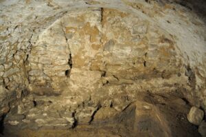 PIOTROWICE NYSKIE, mury średniowiecznego założenia odkryte w piwnicach dworu w trakcie badań archeologicznych w 2012 r. (fot. M. Legut-Pintal)