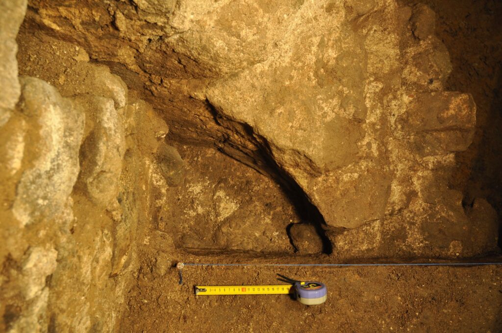 PIOTROWICE NYSKIE, fragment fundamentów alkierza lub klatki schodowej odkryty w piwnicach dworu w 2012 r. (fot. M. Legut-Pintal)