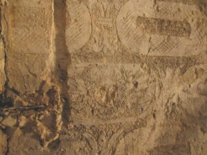 PIOTROWICE NYSKIE, detal dekoracji sgraffitowej z głową putta (fot. M. Legut-Pintal)