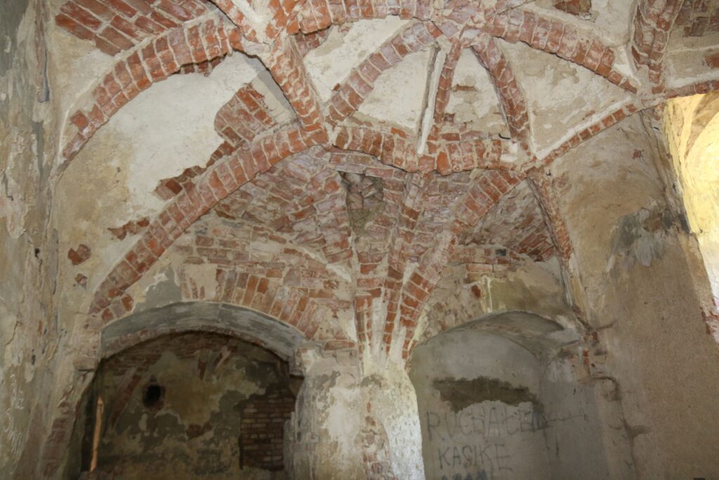 Janowiec (Bobrzany). Sklepienie gwiaździste i filar w izbie w skrzydle zach., 2020