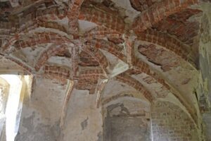 Janowiec (Bobrzany), zdobne sklepienie w północno-zachodnim narożniku budynku, 2020 (fot. Piotr Błoniewski)