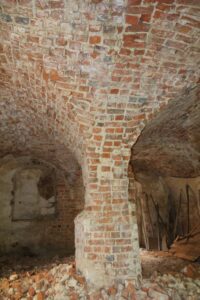 Janowiec (Bobrzany), sklepienie i filar w jadalni2020 (fot. M. Chorowska)