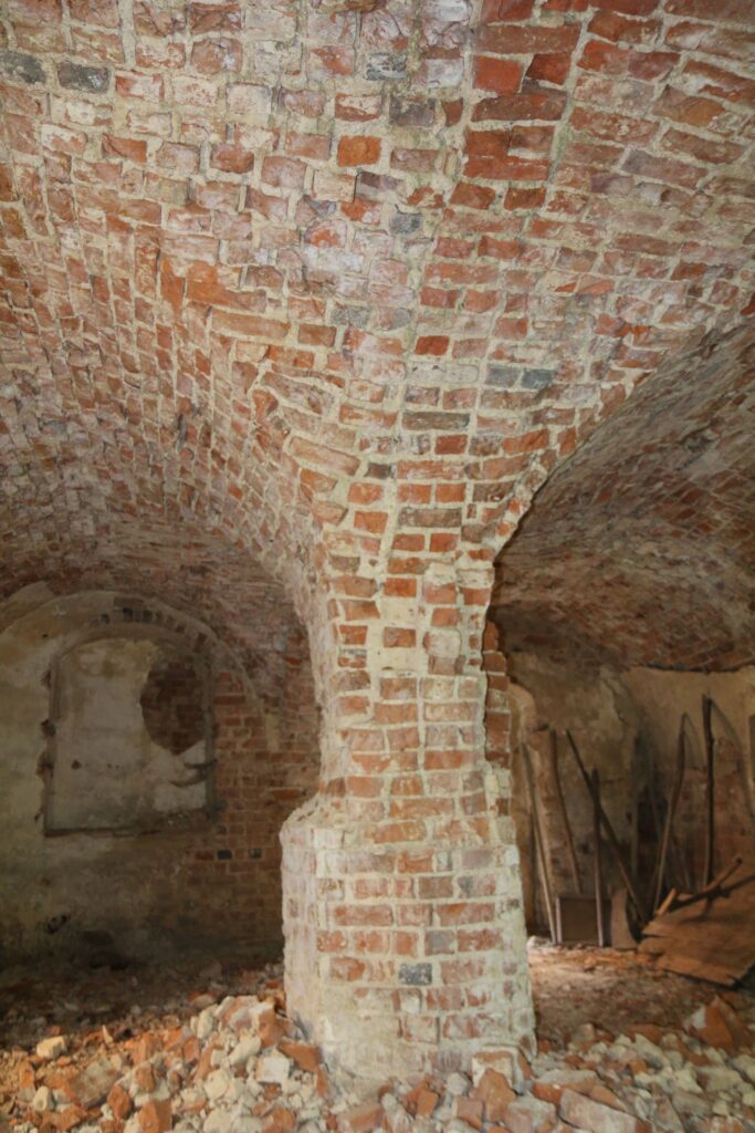 Janowiec (Bobrzany), sklepienie i filar w jadalni2020 (fot. M. Chorowska)