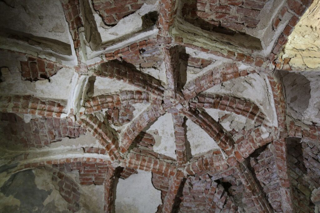 Janowiec (Bobrzany), sklepienie gwiaździste w izbie w skrzydle zachodnim 2020 (fot. Piotr Błoniewski)