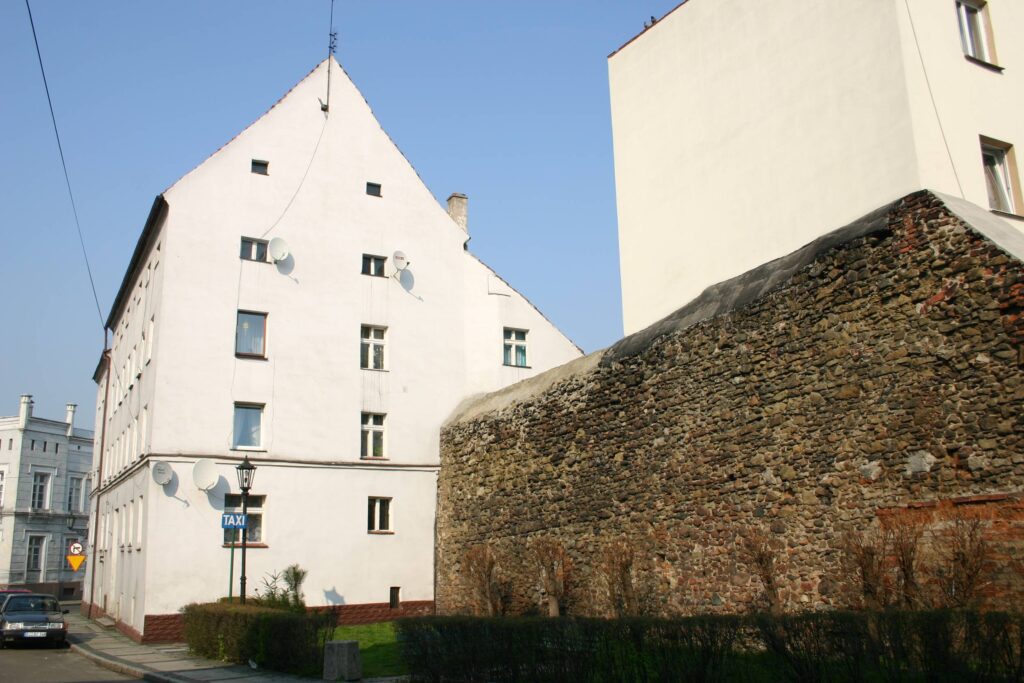 Świebodzice, wieżowy budynek przy dawnej Bramie Świdnickiej, dostawiony do murów miejskich – widok od strony południowej, stan z 2007