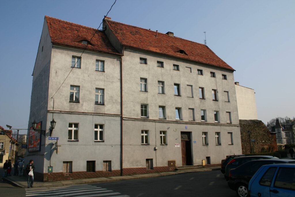 Świebodzice, prostokątny budynek identyfikowany z dawnym zamkiem miejskim, dostawiony do murów obronnych – widok od strony ul. Plac Jana Pawła II, stan z 2007 r.