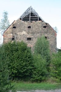 Wałbrzych Lubiechów, spichlerz z XVIII w. na miejscu dworu na kopcu z XV w.