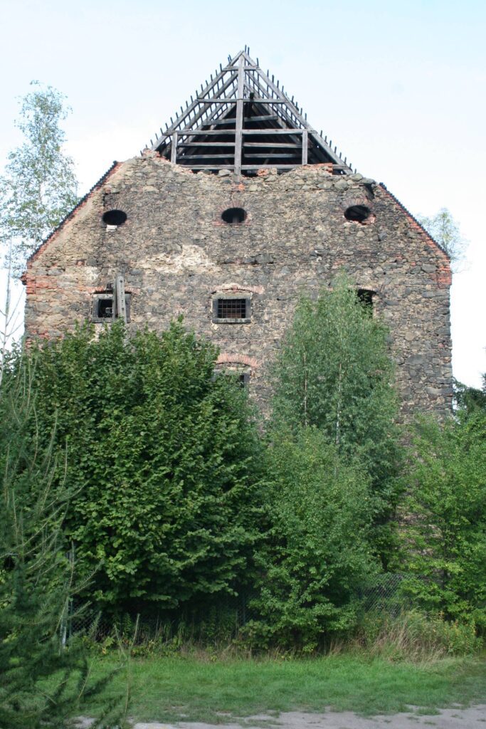 Wałbrzych Lubiechów, spichlerz z XVIII w. na miejscu dworu na kopcu z XV w.