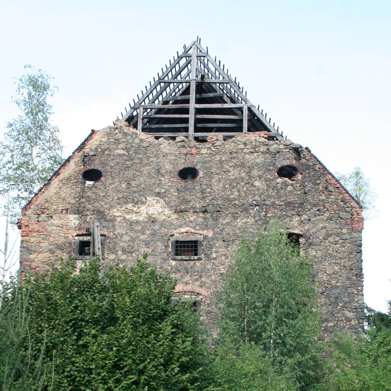 Wałbrzych Lubiechów, spichlerz z XVIII w. na miejscu dworu na kopcu z XV w.