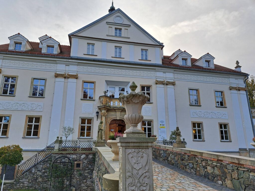 CIECHANOWICE, pałac w Ciechanowicach, 2024 (fot. Artur Kwaśniewski, Katalog Zamków i Dworów Obronnych Śląska [https://zamki.pwr.edu.pl/]. Licencja: CC BY-NC 4.0 [https://creativecommons.org/licenses/by-nc/4.0/])