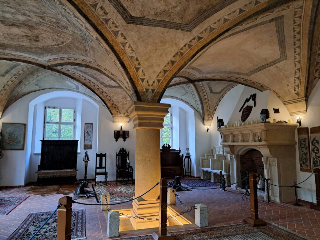 CIECHANOWICE, dawna izba czeladnia (Hofstube), parter, 2024 (fot. Artur Kwaśniewski, Katalog Zamków i Dworów Obronnych Śląska [https://zamki.pwr.edu.pl/]. Licencja: CC BY-NC 4.0 [https://creativecommons.org/licenses/by-nc/4.0/])