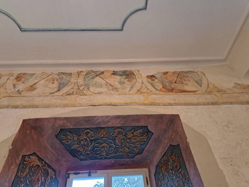 CIECHANOWICE, sala na piętrze, fryz z portretami cesarzy, 2024 (fot. Artur Kwaśniewski, Katalog Zamków i Dworów Obronnych Śląska [https://zamki.pwr.edu.pl/]. Licencja: CC BY-NC 4.0 [https://creativecommons.org/licenses/by-nc/4.0/])