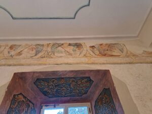 CIECHANOWICE, sala na piętrze, fryz z portretami cesarzy, 2024 (fot. Artur Kwaśniewski, Katalog Zamków i Dworów Obronnych Śląska [https://zamki.pwr.edu.pl/]. Licencja: CC BY-NC 4.0 [https://creativecommons.org/licenses/by-nc/4.0/])