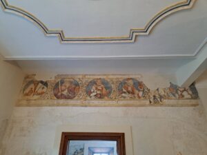 CIECHANOWICE, sala na piętrze, fryz z portretami cesarzy, 2024 (fot. Artur Kwaśniewski, Katalog Zamków i Dworów Obronnych Śląska [https://zamki.pwr.edu.pl/]. Licencja: CC BY-NC 4.0 [https://creativecommons.org/licenses/by-nc/4.0/])