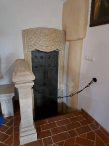 CIECHANOWICE, pomieszczenie na parterze, 2024 (fot. Artur Kwaśniewski, Katalog Zamków i Dworów Obronnych Śląska [https://zamki.pwr.edu.pl/]. Licencja: CC BY-NC 4.0 [https://creativecommons.org/licenses/by-nc/4.0/])